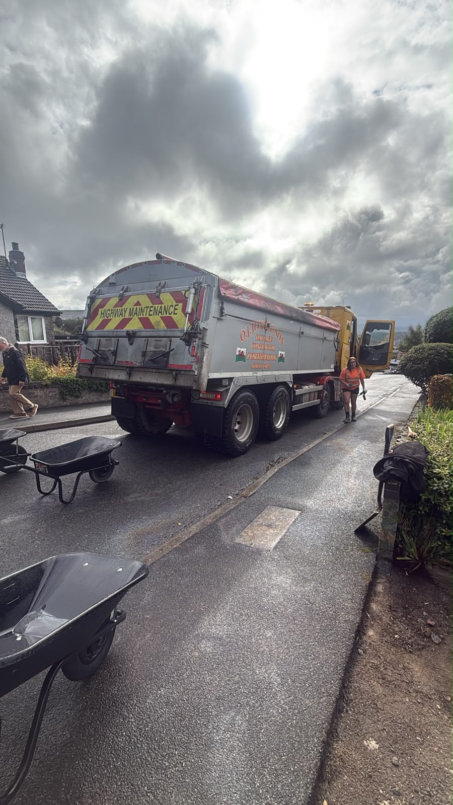 Hot tarmac delivery for Abersoch driveway