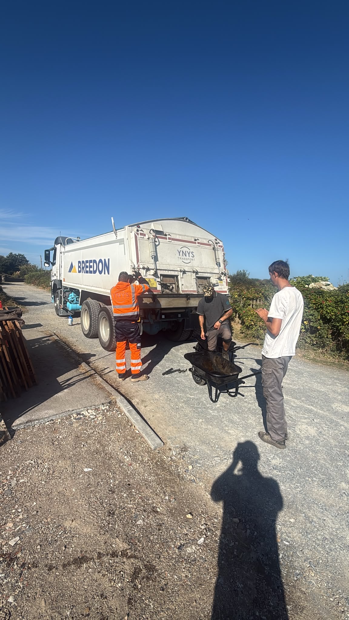 Hot tarmac delivery for driveway project in Porthmadog